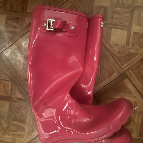Women’s pink hunter rain boots. Size 5 - Picture 2 of 3